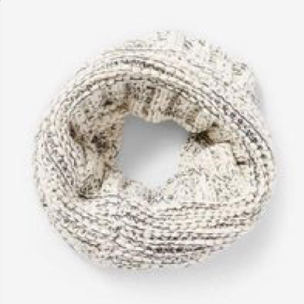 NWT Express Cable Knit Snood in Oatmeal